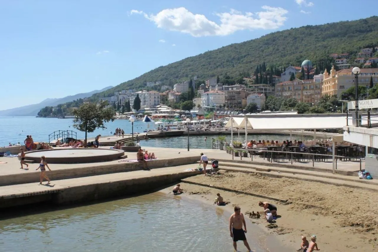 Villa Pelda Apartment, sea view, parking, pet friendly Opatija